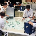猪名川町長選の票を開披台に広げる町職員ら＝同町紫合、町社会福祉会館