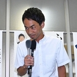 当選を逃し、敗戦の弁を述べる藤原誠也氏＝２１日未明、神戸市兵庫区小河通５（撮影・斎藤雅志）