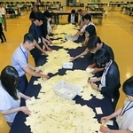 開票作業に追われる職員たち＝２０日夜、神戸市中央区港島中町６、中央区開票所（撮影・笠原次郎）