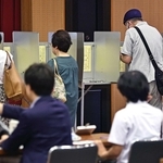 記載台で参院選兵庫選挙区の投票先を書き入れる有権者ら＝２０日午前、神戸市中央区山本通１（撮影・長嶺麻子）