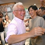 当選が確実となり、支援者らと喜ぶ泉房穂氏＝２０日夜、神戸市中央区元町通２（撮影・大田将之）