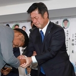 当選確実となり、感極まった表情を見せる加田裕之氏（右）＝２１日未明、神戸市中央区加納町２（撮影・辰巳直之）