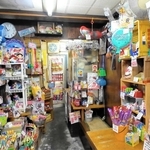 神戸市兵庫区にある、昔懐かしい雰囲気を醸すクレープと駄菓子の店「淡路屋」の店内＝ユーチューブチャンネル「昭和レトロ探訪」から