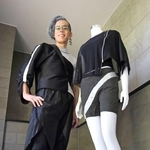 斬新なデザインのおむつを提案する平林景さん。自身やマネキンが着用しているのも自作おむつ＝尼崎市南武庫之荘３