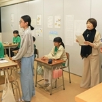 小学校高学年の授業を視察する阿部俊子文部科学相（右から２人目）＝25日午後、兵庫県猪名川町若葉２
