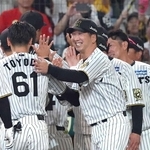 ３日の巨人戦でサヨナラ犠飛を放った阪神・豊田寛をねぎらう藤川球児監督（中央）。チーム一丸で２年ぶりのリーグ優勝を目指す＝西宮市の甲子園球場