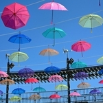 夏空をカラフルに彩る傘＝淡路市夢舞台、国営明石海峡公園（撮影・大田将之）