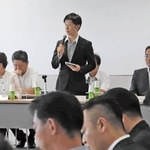 総会であいさつする会長の中田慎也伊丹市長（中央）＝伊丹市千僧１