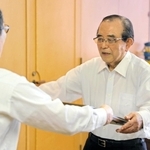 賞状を贈られた古田孝雄さん＝県警本部