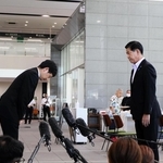 三田市の田村克也市長に頭を下げる上越市の中川幹太市長＝29日午前９時23分、三田市役所（撮影・尾仲由莉）