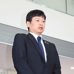三田市の田村克也市長に謝罪する新潟県上越市の中川幹太市長＝29日午前９時25分、三田市役所（撮影・山本晃）