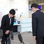 三田市の田村克也市長に頭を下げる新潟県上越市の中川幹太市長（左）＝29日午前９時24分、三田市役所（撮影・尾仲由莉）