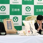 三田市の田村克也市長（左）とともに、三田米を試食する新潟県上越市の中川幹太市長＝29日午後、三田市川除（撮影・尾仲由莉）