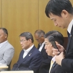 農業関係者との面会で、上越市の中川幹太市長（手前）の説明を厳しい表情で聞く出席者＝29日午前、三田市川除、市総合福祉保健センター