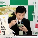 三田米を試食する新潟県上越市の中川幹太市長＝29日午後、三田市川除（撮影・尾仲由莉）