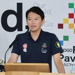 定例会見で記者の質問に答える兵庫県の斎藤元彦知事＝２９日午後、神戸市中央区（撮影・小林良多）