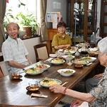 「有隣学園」の同窓生らと歓談する籔内義和さん（左から２人目）＝三木市志染町青山５（撮影・斎藤雅志）