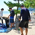 海水浴場が閉鎖となり、テントなどを片付ける家族連れ＝３０日午前１０時１７分、洲本市の大浜海水浴場（撮影・内田世紀）