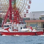 津波注意報の発令を受け、沿岸部から離れるよう呼びかける神戸市消防局の消防艇＝３０日午前１１時２３分、神戸市中央区波止場町（撮影・小林良多）