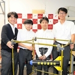 気球につるした仕掛けを前に笑顔の（左から）才野木啓斗さん、中原湊斗さん、米田隼人さん、抱雄斗さん＝尼崎市口田中２