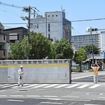 津波注意報の発表を受けて、閉鎖される防潮扉＝30日午前、神戸市中央区東川崎町５（撮影・長嶺麻子）