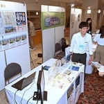 ＮＩＥの取り組みを紹介する新聞社のブース＝３１日午後、神戸市中央区港島中町６、神戸ポートピアホテル（撮影・斎藤雅志）