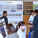 ＮＩＥの取り組みを紹介する新聞社のブース＝３１日午後、神戸市中央区港島中町６、神戸ポートピアホテル（撮影・斎藤雅志）