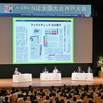ジャーナリストの池上彰さんが司会を務め、「情報で、いのちを守る」をテーマにしたパネル討論＝３１日午後、神戸市中央区港島中町６、神戸ポートピアホテル（撮影・斎藤雅志）