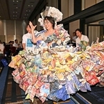 新聞紙で作ったドレスを着て登場する西沢みゆきさん＝３１日午後、神戸市中央区港島中町６、神戸ポートピアホテル（撮影・斎藤雅志）