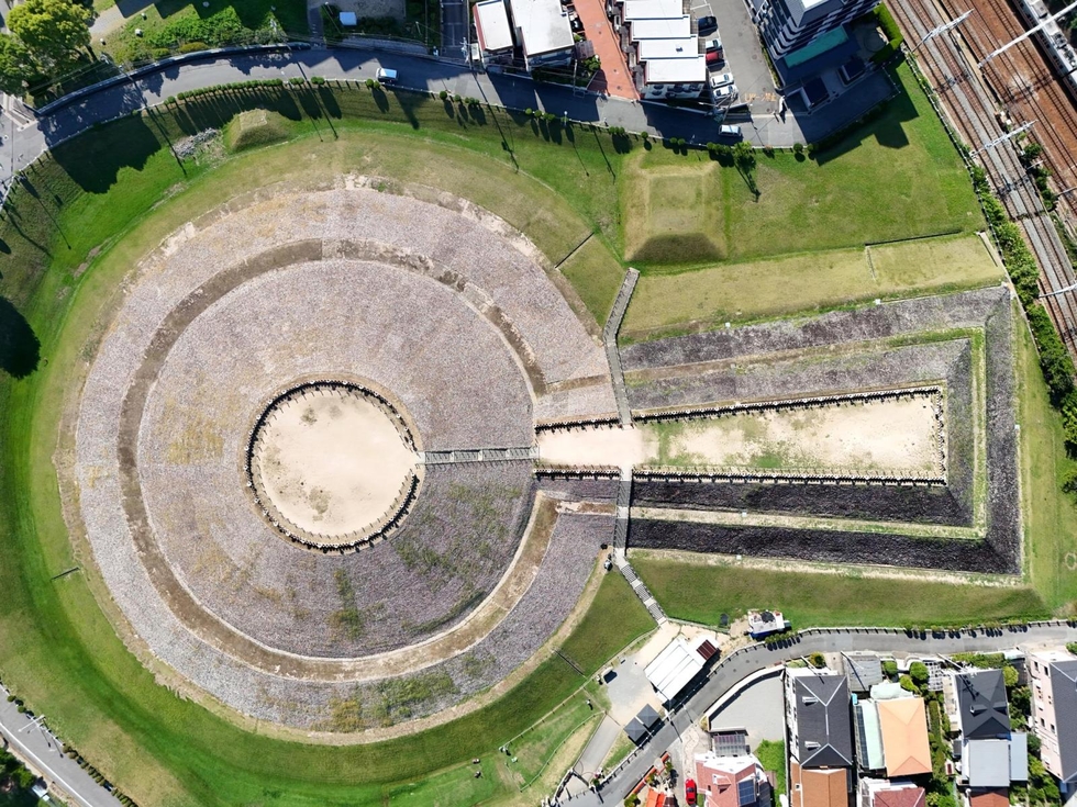 令和の住宅街に溶け込んだ巨大な前方後円墳 神戸・五色塚古墳の復元