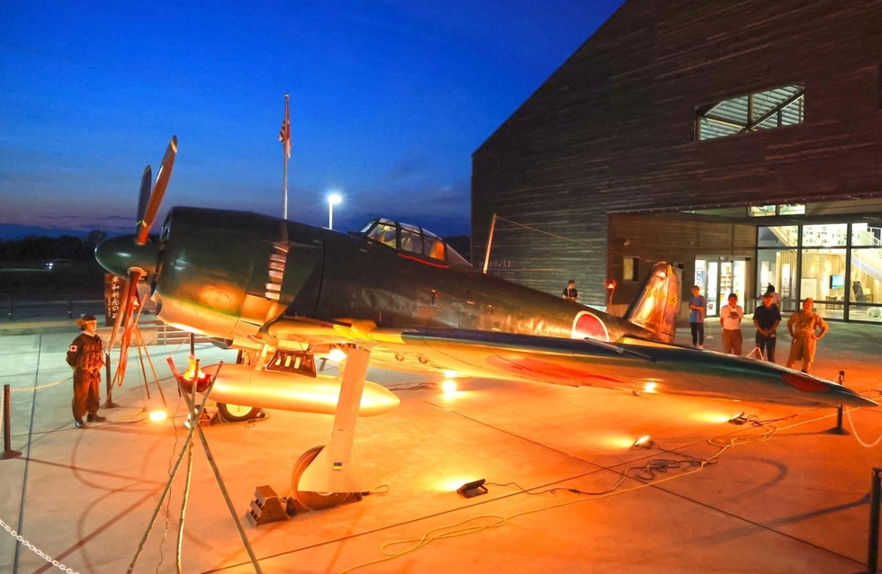 紫電改を夜間展示「史実を後世に」 終戦80年、実物大模型ライト