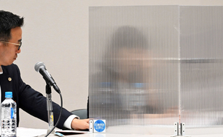 立花孝志氏に対する刑事告訴が受理され、会見をする竹内英明元県議の妻（右）と石森雄一郎弁護士＝８日午後、神戸市中央区元町通４（撮影・斎藤雅志）