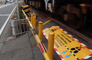 遮断機の外側（左手）が現在の待機場所。狭さや勾配を解消しようと対策が練られている＝神戸市垂水区西舞子１