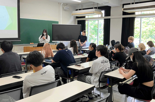 ビジネス学科の授業で、男女ともに学び、意見を交わす＝尼崎市南塚口町７、園田学園大学