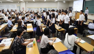 公開授業であいさつする西宮市立脇浜中学校の生徒たち＝１日午前、神戸市東灘区岡本８、甲南大学岡本キャンパス（撮影・丸山桃奈）