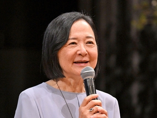 「言葉は人をつなぐ」をテーマに講演する小川洋子さん＝３１日午後、神戸市中央区港島中町６、神戸ポートピアホテル（撮影・大田将之）