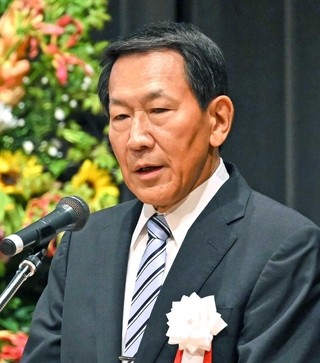 基調提案をする竹内弘明さん＝３１日午後、神戸市中央区港島中町６、神戸ポートピアホテル
