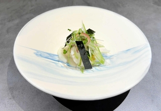 明石産のスズキ、神戸産のノリやウリを美しく盛り付けた料理＝神戸市中央区生田町２、祇是