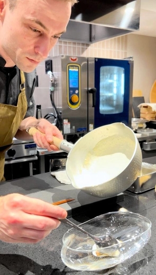 コース料理を作るキャスパー・エリック・ソレンセンさん＝神戸市中央区生田町２、祇是