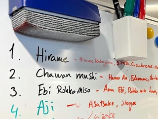 コースメニューがローマ字で書かれたホワイトボード＝神戸市中央区生田町２、祇是