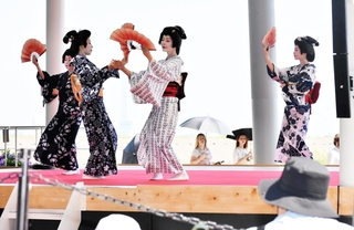 日本舞踊を披露する有馬芸妓（げいこ）＝１日午後、大阪市此花区の夢洲