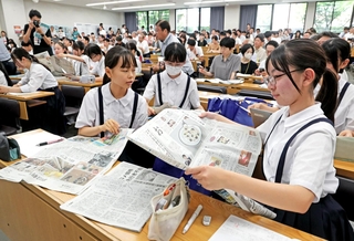 複数の新聞を広げて意見を交わす生徒たち＝１日午前、神戸市東灘区岡本８（撮影・丸山桃奈）