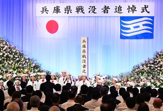 戦没者を追悼し、合唱を披露する神戸少年少女合唱団＝１日午後、神戸市中央区港島中町６（撮影・斎藤雅志）
