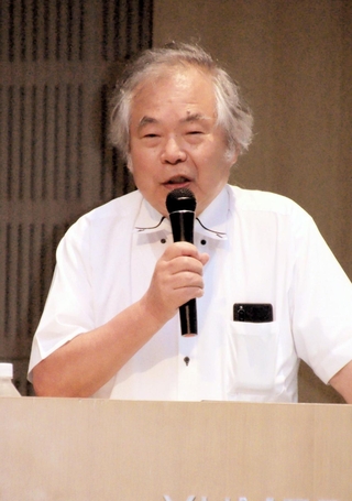 震災30年をテーマに講演する神戸大の室崎益輝名誉教授＝淡路夢舞台国際会議場