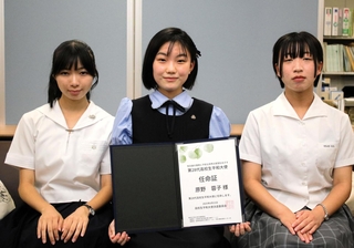 高校生平和大使に選ばれた（左から）鈴木梨子さん、原野蓉子さん、市川玉稀さん＝１日午後、兵庫県庁