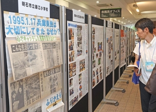 ＮＩＥや新聞の活用について学校などがポスター形式で発表した＝１日午前、神戸市東灘区岡本８（撮影・丸山桃奈）