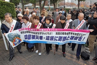大阪空襲訴訟で入廷する原告団＝２０１１年１２月７日、大阪市北区、大阪地裁