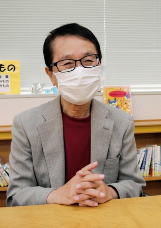 「がんになっても、生きがいを持って過ごしてほしい」と語る松井勝也さん。感染症予防のため、外出時にマスクの着用を続けているという＝明石市