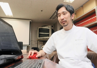 原発性局所多汗症の症状や治療法などを説明する和田吉弘助教＝西宮市武庫川町、兵庫医科大