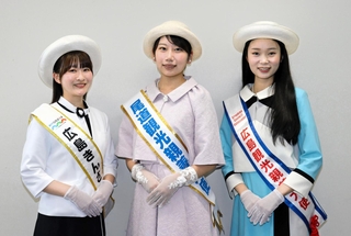 広島県の観光地をＰＲする観光親善大使ら＝神戸市中央区東川崎町１